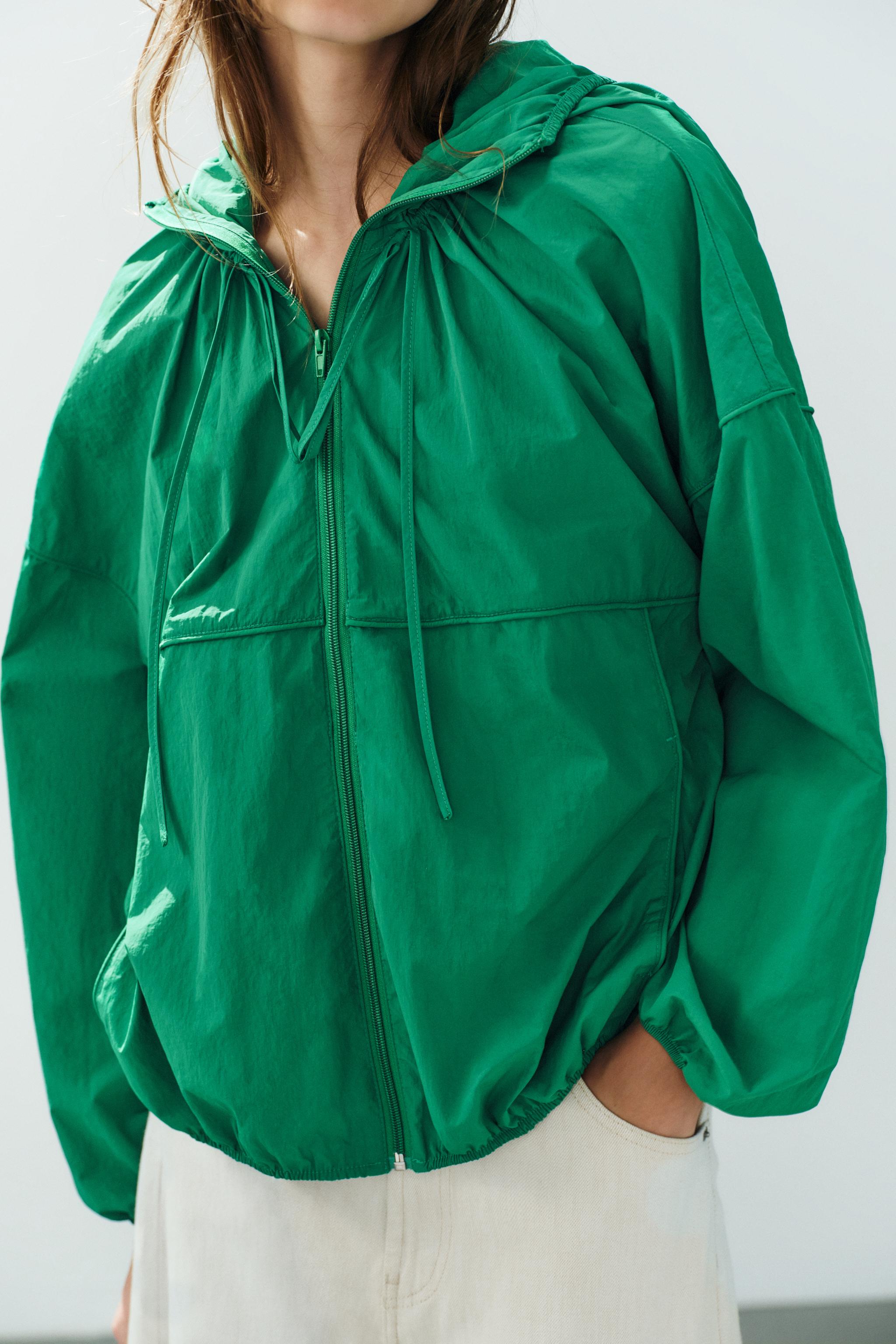 VESTE EN TISSU TECHNIQUE À CAPUCHE